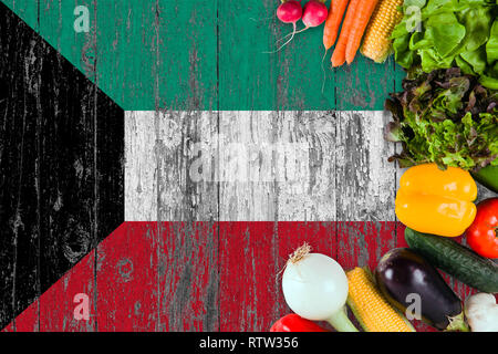 Frisches Gemüse aus Kuwait auf Tisch. Kochen Konzept auf hölzernen Flagge Hintergrund. Stockfoto