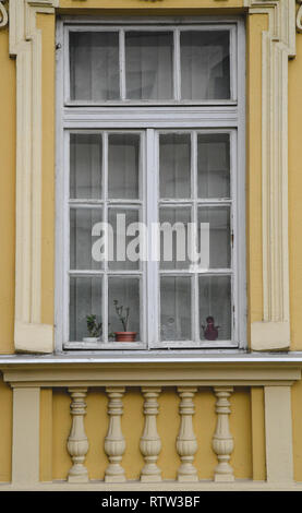 Alte Holz- Fenster auf verlassenen Haus. Architektur der traditionellen Häuser in Italien Stockfoto