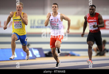 Polens Remigiusz Olszewski (Mitte), den Schweden Henrik Larsson, und der Türkei Emre Zafer Barnes (rechts) bei der abschließenden Wärme der Männer 60 m Halbfinale bei Tag Zwei der Europäischen Indoor Leichtathletik WM im Emirates Arena, Glasgow. Stockfoto