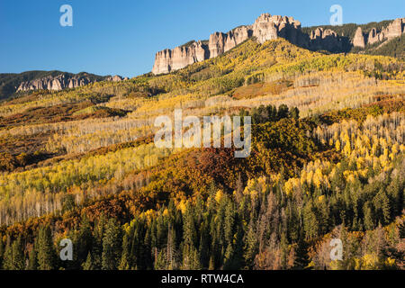 Cimarron Bergkette in der Nähe von Owl Creek Pass im frühen Herbst, südwestliche Colorado. Stockfoto