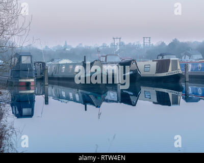 Boote an der Trinity Marina, binnen 15-04 und Canal yacht Marina, Ashby Canal, Hinckley, Leicestershire, UK. Stockfoto