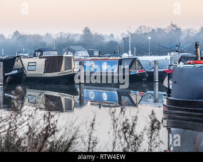 Boote an der Trinity Marina, binnen 15-04 und Canal yacht Marina, Ashby Canal, Hinckley, Leicestershire, UK. Stockfoto