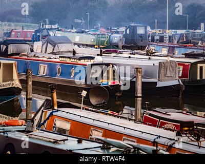 Boote an der Trinity Marina, binnen 15-04 und Canal yacht Marina, Ashby Canal, Hinckley, Leicestershire, UK. Stockfoto