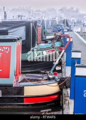 Boote an der Trinity Marina, binnen 15-04 und Canal yacht Marina, Ashby Canal, Hinckley, Leicestershire, UK. Stockfoto