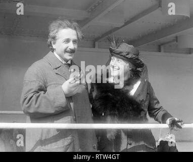 Albert Einstein und seine zweite Frau Elsa Einstein an Bord der Ss Rotterdam in New York ankommen Stockfoto