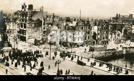 Ruinen von Dublin in der Zeit nach dem Osteraufstand 1916 von einem deutschen Postkarte Bild mit digitalen Restaurierung und Retusche Techniken aktualisiert werden Stockfoto