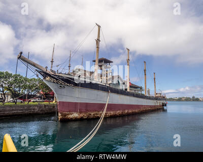 Das Schiff fällt von Clyde am 6. August 2016 in Honolulu Hafen. Das Schiff ist neben dem Hawaii Maritime Center in Honolulu Hafen angedockt. Stockfoto