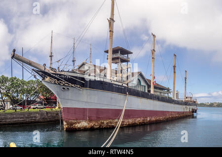 Das Schiff fällt von Clyde am 6. August 2016 in Honolulu Hafen. Das Schiff ist neben dem Hawaii Maritime Center in Honolulu Hafen angedockt. Stockfoto