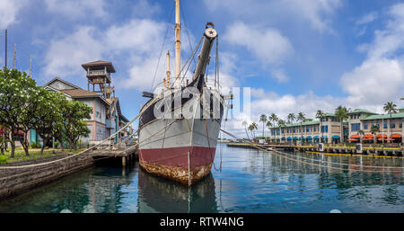 Das Schiff fällt von Clyde am 6. August 2016 in Honolulu Hafen. Das Schiff ist neben dem Hawaii Maritime Center in Honolulu Hafen angedockt. Stockfoto