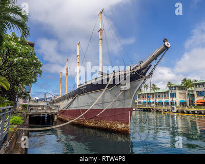 Das Schiff fällt von Clyde am 6. August 2016 in Honolulu Hafen. Das Schiff ist neben dem Hawaii Maritime Center in Honolulu Hafen angedockt. Stockfoto