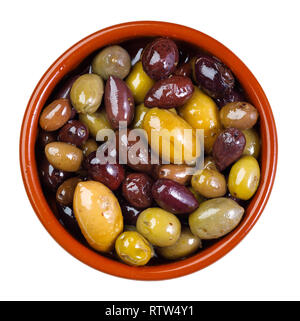 Grün und Lila, gemischte Oliven in Ton Schüssel - auf weißem Hintergrund Stockfoto