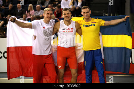 Polen Pawel WOJCIECHOWSKI (Mitte), Piotr Lisek (links) und dem Schwedischen Melker Svard Jacobsson feiern, nachdem der Männer Stabhochsprung finale während der Tag Zwei der Europäischen Indoor Leichtathletik WM im Emirates Arena, Glasgow. Stockfoto