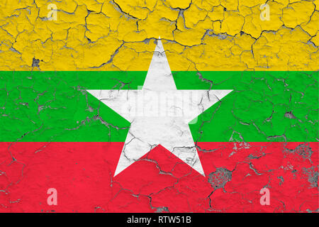 Flagge von Myanmar auf Risse schmutzige Wand gemalt. Nationale Muster auf Vintage Style Oberfläche. Stockfoto