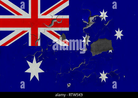 Close up grungy, beschädigte und verwitterten Australien Flagge auf Wand abblätternde Farbe, um zu sehen, innere Oberfläche. Stockfoto