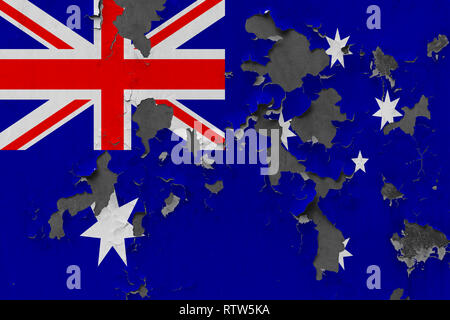 Close up grungy, beschädigte und verwitterten Australien Flagge auf Wand abblätternde Farbe, um zu sehen, innere Oberfläche. Stockfoto