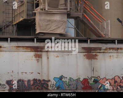 Laden von Getreide in einen Graffiti bedeckt Waggon in Circleville Ohio Stockfoto