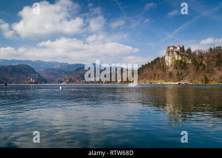 Blick über den See in Bled Bled Burg und Kirche auf der Insel mit den Bergen im Hintergrund. Bled, Slowenien Stockfoto