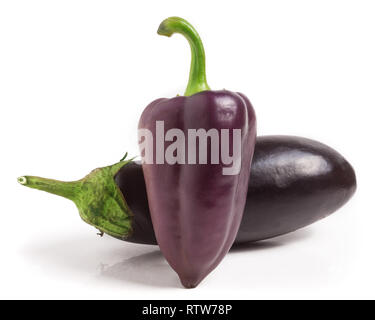 Aubergine und lila Paprika auf weißem Hintergrund Stockfoto