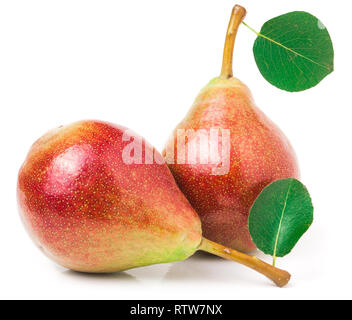 Zwei rote Birnen mit Blatt auf weißem Hintergrund Stockfoto