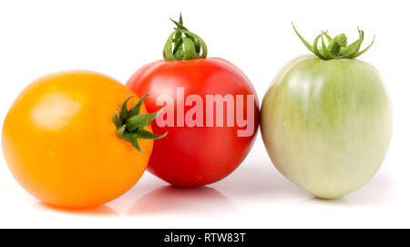 Rote gelbe und grüne Tomaten auf weißem Hintergrund Stockfoto