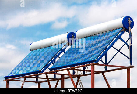 Solare Wasser-heizungen auf dem Dach schließen Stockfoto