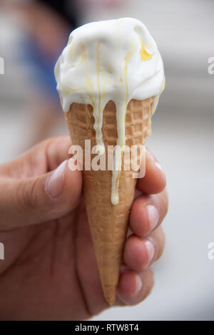 Eis schmilzt in der Hand eines Mannes Stockfoto