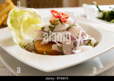Fisch Ceviche, die peruanische Küche. Typisches Gericht der peruanischen Küche. Stockfoto