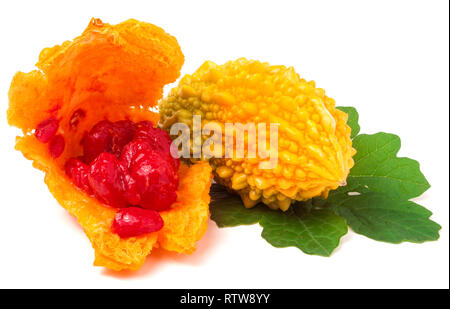 Gelbe offengelegt momordica mit Blatt auf weißem Hintergrund Stockfoto