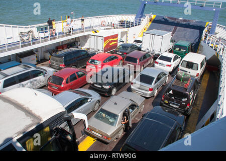 Fähre Transport Autos über das Meer Stockfoto