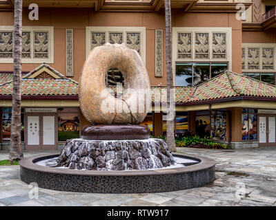 Skulptur und Brunnen auf dem Gelände des Hilton Hawaiian Village am 25. April 2014 in Waikiki, Hawaii. Stockfoto