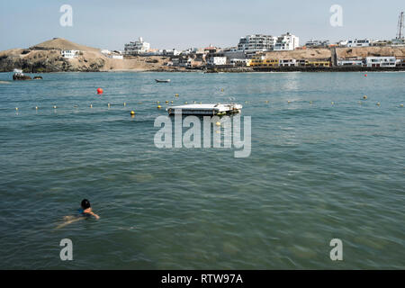 LIMA, PERU: Panoramablick auf San Bartolo Strand. Stockfoto