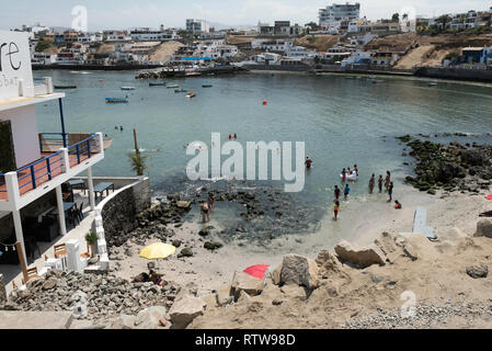 LIMA, PERU: Panoramablick auf San Bartolo Strand. Stockfoto