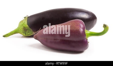 Aubergine und lila Paprika auf weißem Hintergrund Stockfoto