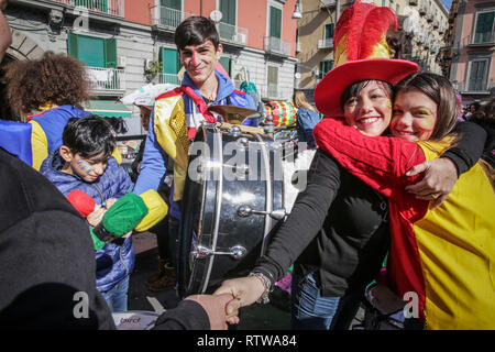 Neapel, Italien. 2. März 2019. Neapel, soziale Karneval in SanitÃ, das zentrale Thema der 2019 edition, von der Rione SanitÃ pädagogischen Netz" gefördert wird 'Comuni Orte - jenseits jeder gemeinsamen Ort. "Ein Thema gewählt, auf die Frage, warum einige Orte bestimmt städtische Bankrott 01.03.2019, Neapel, Italien Kredit sind: Unabhängige Fotoagentur Srl/Alamy leben Nachrichten Stockfoto