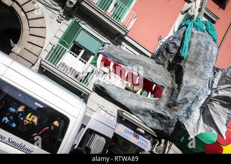 Neapel, Italien. 2. März 2019. Neapel, soziale Karneval in SanitÃ, das zentrale Thema der 2019 edition, von der Rione SanitÃ pädagogischen Netz" gefördert wird 'Comuni Orte - jenseits jeder gemeinsamen Ort. "Ein Thema gewählt, auf die Frage, warum einige Orte bestimmt städtische Bankrott 01.03.2019, Neapel, Italien Kredit sind: Unabhängige Fotoagentur Srl/Alamy leben Nachrichten Stockfoto