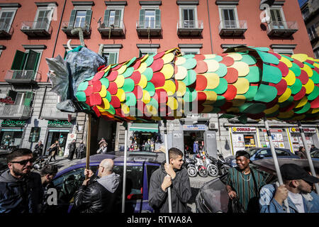 Neapel, Italien. 2. März 2019. Neapel, soziale Karneval in SanitÃ, das zentrale Thema der 2019 edition, von der Rione SanitÃ pädagogischen Netz" gefördert wird 'Comuni Orte - jenseits jeder gemeinsamen Ort. "Ein Thema gewählt, auf die Frage, warum einige Orte bestimmt städtische Bankrott 01.03.2019, Neapel, Italien Kredit sind: Unabhängige Fotoagentur Srl/Alamy leben Nachrichten Stockfoto