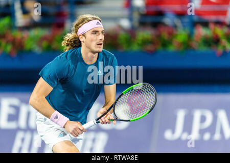 Dubai, VAE. 2. März 2019. Stefanos Tsitsipas Griechenlands im Rennen um den net im Finale gegen Roger Federer von der Schweiz während der Dubai Duty Free Tennis Meisterschaft am Dubai International Tennis Stadium, Dubai, UAE am 02. März 2019. Foto von Grant Winter. Stockfoto