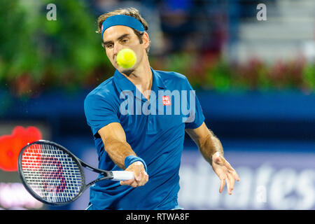 Dubai, VAE. 2. März 2019. Roger Federer von der Schweiz in Aktion im Finale gegen Stefanos Tsitsipas von Griechenland während der Dubai Duty Free Tennis Meisterschaft am Dubai International Tennis Stadium, Dubai, UAE am 02. März 2019. Foto von Grant Winter. Stockfoto