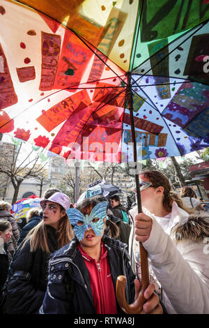 Neapel, Italien. 2. März 2019. Neapel, soziale Karneval in SanitÃ, das zentrale Thema der 2019 edition, von der Rione SanitÃ pädagogischen Netz" gefördert wird 'Comuni Orte - jenseits jeder gemeinsamen Ort. "Ein Thema gewählt, auf die Frage, warum einige Orte bestimmt städtische Bankrott 01.03.2019, Neapel, Italien Kredit sind: Unabhängige Fotoagentur Srl/Alamy leben Nachrichten Stockfoto