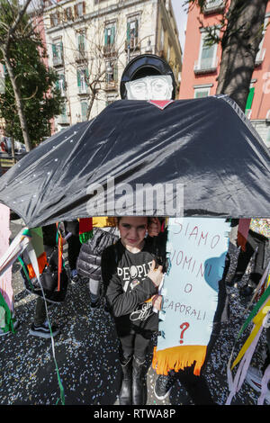 Neapel, Italien. 2. März 2019. Neapel, soziale Karneval in SanitÃ, das zentrale Thema der 2019 edition, von der Rione SanitÃ pädagogischen Netz" gefördert wird 'Comuni Orte - jenseits jeder gemeinsamen Ort. "Ein Thema gewählt, auf die Frage, warum einige Orte bestimmt städtische Bankrott 01.03.2019, Neapel, Italien Kredit sind: Unabhängige Fotoagentur Srl/Alamy leben Nachrichten Stockfoto