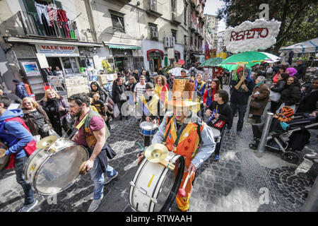 Neapel, Italien. 2. März 2019. Neapel, soziale Karneval in SanitÃ, das zentrale Thema der 2019 edition, von der Rione SanitÃ pädagogischen Netz" gefördert wird 'Comuni Orte - jenseits jeder gemeinsamen Ort. "Ein Thema gewählt, auf die Frage, warum einige Orte bestimmt städtische Bankrott 01.03.2019, Neapel, Italien Kredit sind: Unabhängige Fotoagentur Srl/Alamy leben Nachrichten Stockfoto