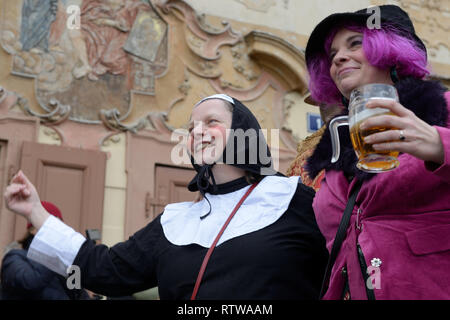 Prag, Tschechische Republik. 2. März, 2019. Die Menschen gekleidet in einem traditionellen Karneval Kostüm Spaziergang von Haus während der traditionelle Folklore Karnevalsumzug in Prag in der Tschechischen Republik zu Haus. Fröhliche maskierte Nachtschwärmer mit einem Band durch das Dorf Haus Haus der scheidende Winter, bevorstehenden Frühjahrstagung und Beginn der 40-tägigen Fastenzeit zu feiern. Credit: Slavek Ruta/ZUMA Draht/Alamy leben Nachrichten Stockfoto