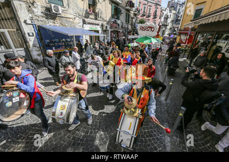 Neapel, Italien. 2. März 2019. Neapel, soziale Karneval in SanitÃ, das zentrale Thema der 2019 edition, von der Rione SanitÃ pädagogischen Netz" gefördert wird 'Comuni Orte - jenseits jeder gemeinsamen Ort. "Ein Thema gewählt, auf die Frage, warum einige Orte bestimmt städtische Bankrott 01.03.2019, Neapel, Italien Kredit sind: Unabhängige Fotoagentur Srl/Alamy leben Nachrichten Stockfoto