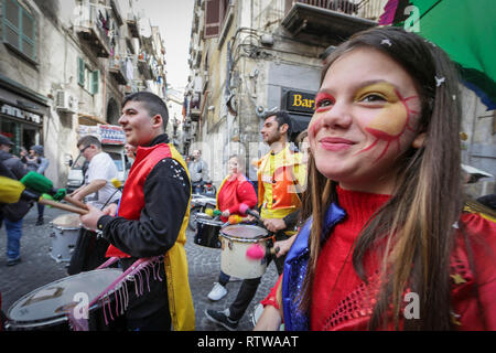 Neapel, Italien. 2. März 2019. Neapel, soziale Karneval in SanitÃ, das zentrale Thema der 2019 edition, von der Rione SanitÃ pädagogischen Netz" gefördert wird 'Comuni Orte - jenseits jeder gemeinsamen Ort. "Ein Thema gewählt, auf die Frage, warum einige Orte bestimmt städtische Bankrott 01.03.2019, Neapel, Italien Kredit sind: Unabhängige Fotoagentur Srl/Alamy leben Nachrichten Stockfoto