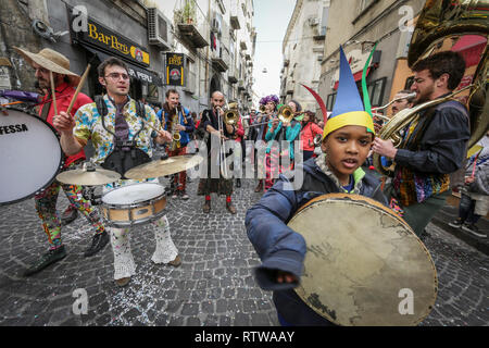 Neapel, Italien. 2. März 2019. Neapel, soziale Karneval in SanitÃ, das zentrale Thema der 2019 edition, von der Rione SanitÃ pädagogischen Netz" gefördert wird 'Comuni Orte - jenseits jeder gemeinsamen Ort. "Ein Thema gewählt, auf die Frage, warum einige Orte bestimmt städtische Bankrott 01.03.2019, Neapel, Italien Kredit sind: Unabhängige Fotoagentur Srl/Alamy leben Nachrichten Stockfoto