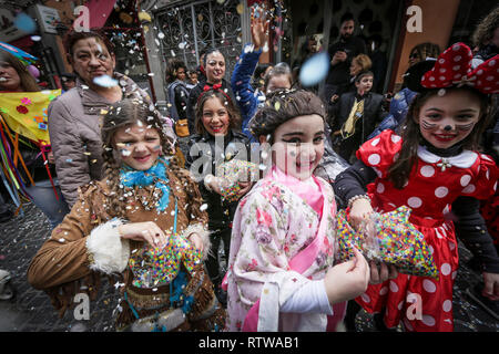 Neapel, Italien. 2. März 2019. Neapel, soziale Karneval in SanitÃ, das zentrale Thema der 2019 edition, von der Rione SanitÃ pädagogischen Netz" gefördert wird 'Comuni Orte - jenseits jeder gemeinsamen Ort. "Ein Thema gewählt, auf die Frage, warum einige Orte bestimmt städtische Bankrott 01.03.2019, Neapel, Italien Kredit sind: Unabhängige Fotoagentur Srl/Alamy leben Nachrichten Stockfoto