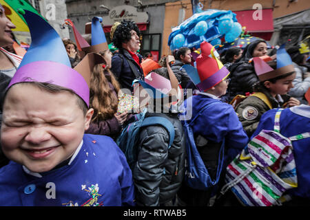 Neapel, Italien. 2. März 2019. Neapel, soziale Karneval in SanitÃ, das zentrale Thema der 2019 edition, von der Rione SanitÃ pädagogischen Netz" gefördert wird 'Comuni Orte - jenseits jeder gemeinsamen Ort. "Ein Thema gewählt, auf die Frage, warum einige Orte bestimmt städtische Bankrott 01.03.2019, Neapel, Italien Kredit sind: Unabhängige Fotoagentur Srl/Alamy leben Nachrichten Stockfoto