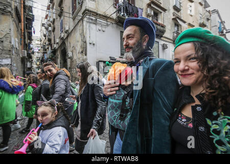 Neapel, Italien. 2. März 2019. Neapel, soziale Karneval in SanitÃ, das zentrale Thema der 2019 edition, von der Rione SanitÃ pädagogischen Netz" gefördert wird 'Comuni Orte - jenseits jeder gemeinsamen Ort. "Ein Thema gewählt, auf die Frage, warum einige Orte bestimmt städtische Bankrott 01.03.2019, Neapel, Italien Kredit sind: Unabhängige Fotoagentur Srl/Alamy leben Nachrichten Stockfoto