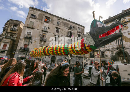 Neapel, Italien. 2. März 2019. Neapel, soziale Karneval in SanitÃ, das zentrale Thema der 2019 edition, von der Rione SanitÃ pädagogischen Netz" gefördert wird 'Comuni Orte - jenseits jeder gemeinsamen Ort. "Ein Thema gewählt, auf die Frage, warum einige Orte bestimmt städtische Bankrott 01.03.2019, Neapel, Italien Kredit sind: Unabhängige Fotoagentur Srl/Alamy leben Nachrichten Stockfoto