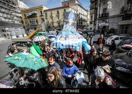 Neapel, Italien. 2. März 2019. Neapel, soziale Karneval in SanitÃ, das zentrale Thema der 2019 edition, von der Rione SanitÃ pädagogischen Netz" gefördert wird 'Comuni Orte - jenseits jeder gemeinsamen Ort. "Ein Thema gewählt, auf die Frage, warum einige Orte bestimmt städtische Bankrott 01.03.2019, Neapel, Italien Kredit sind: Unabhängige Fotoagentur Srl/Alamy leben Nachrichten Stockfoto